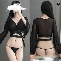 N825 ชุดนอนเซ็กซี่ ชุดนอนไม่ได้นอนมาในลักษณะแบบเสื้อคลุมนอนแขนยาวเอวลอย ตัวชุดเป็นผ้าซีทรูสีดำสวมใส่แบบคลุมไหล่แล้วรั้งสายริบบิ้นตรงชายเสื้อไขว้ทับวนรอบเอวผูกเป็นโบว์ มาพร้อมจีสตริงสุดเซ็กซี่ตามรูปถ่ายสินค้าจริงเลยค่ะ