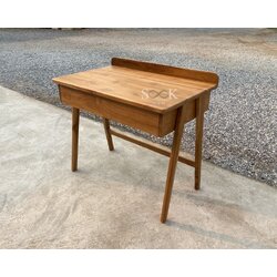 โต๊ะเขียนหนังสือมินิมอล