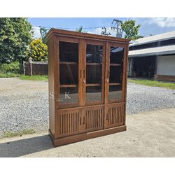 ตู้โชว์บานกระจกผสมบานทึบประดับซี่