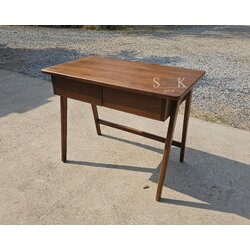 โต๊ะเขียนหนังสือมินิมอล