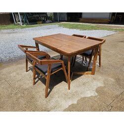 ชุดโต๊ะกินข้าวขาซิกแซก