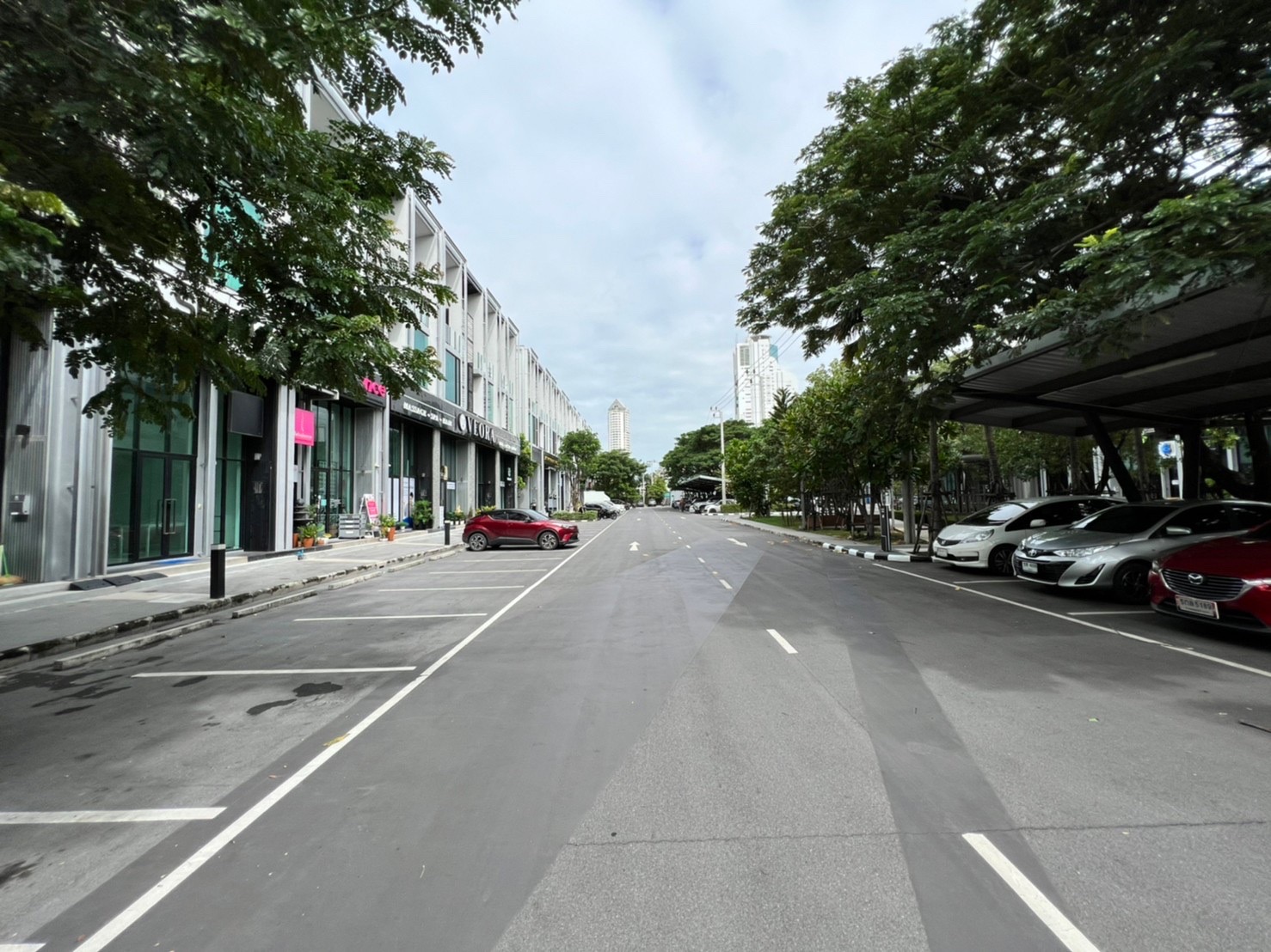 ขายโฮมออฟฟิศ สูง 3 ชั้นครึ่ง 2 คูหา หลังมุม ในโครงการ Cascade Bangna บนทำเล ถนน บางนา-ตราด กม.5 ขาเข้าถนนสุขุมวิท