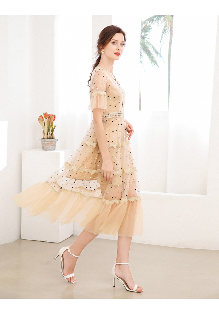 ชุดเดรสยาวสีครีม ผ้าโปร่งปักด้ายสีทอง ชมพูและสีดำลายวงรีเล็กๆๆ ส่งฟรี