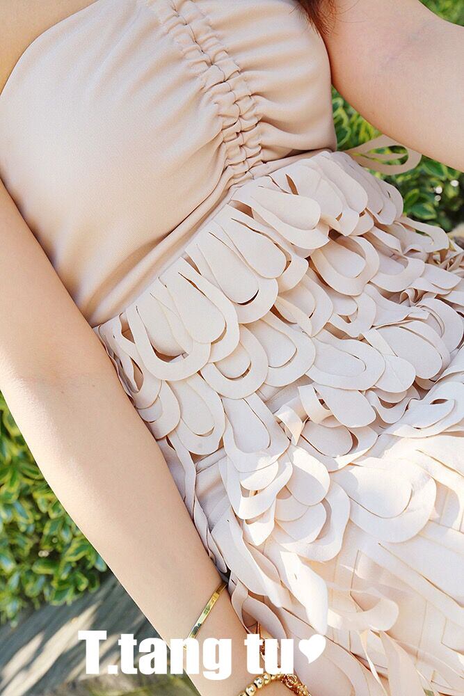 ชุดเดรสเกาะอกสีครีม มีสายคล้องคอ ส่งฟรี ems