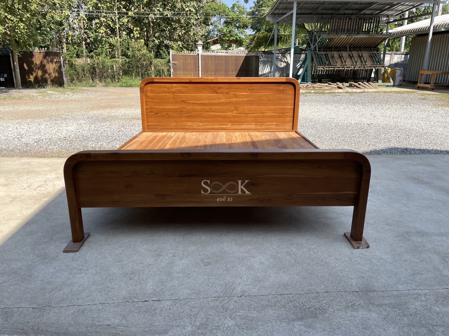 เตียงมินิมอลกึ่งแคปซูลพื้นโล่ง