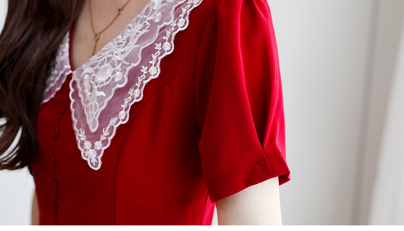 ชุดเดรสทำงานสีแดง ผ้าโพลีเอสเตอร์ผสม ดีไซน์สวยที่คอเสื้อผ้าลูกไม้ขนาดใหญ่สีขาว ส่งฟรีค่ะ