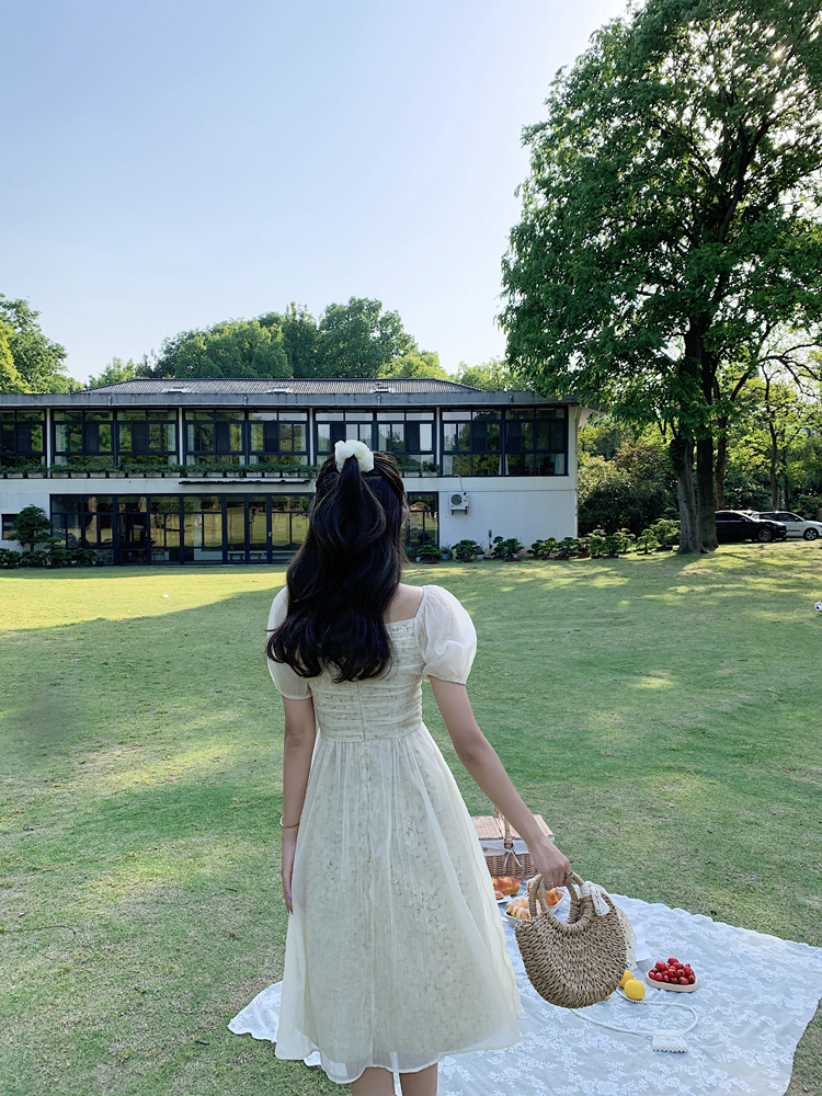 ชุดเดรสสีครีมสายหวาน ใส่เที่ยว หรือใส่ออกงานก็สวยค่ะ ส่งฟรี