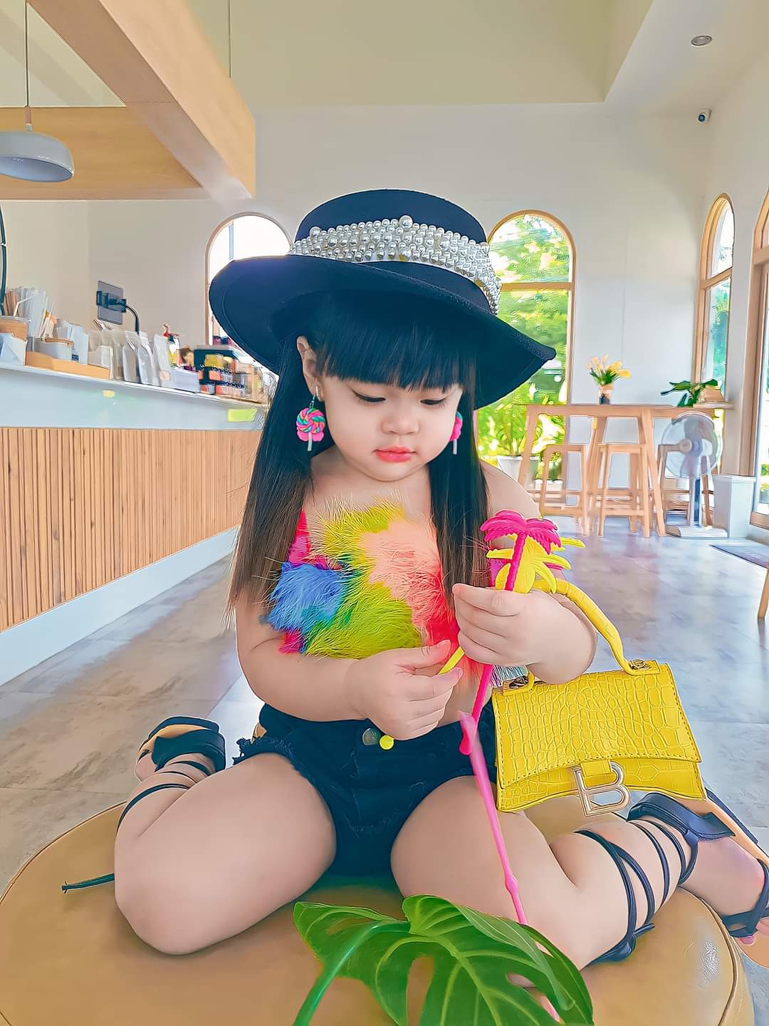 M15 หมวกยุโรป อินเตอร์ยอดฮิต 3สี มีมุกคาดด้วยนะคะ ตัวเส้นมุกแยกออกได้คะ
