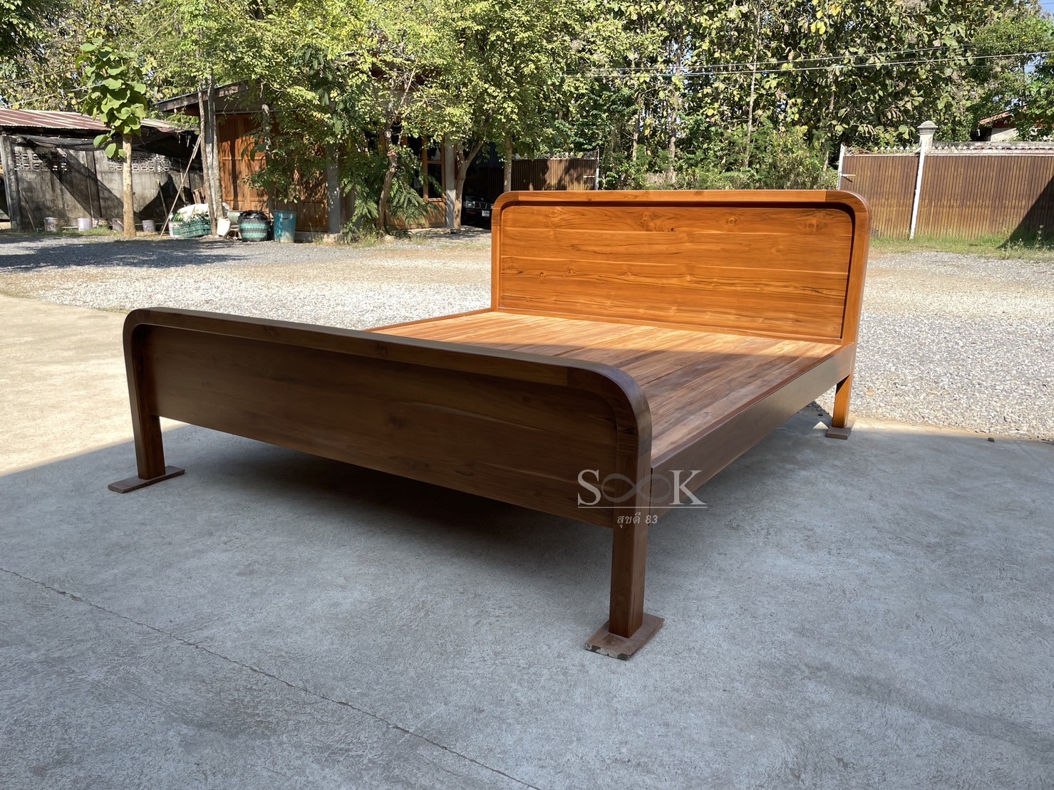 เตียงมินิมอลกึ่งแคปซูลพื้นโล่ง