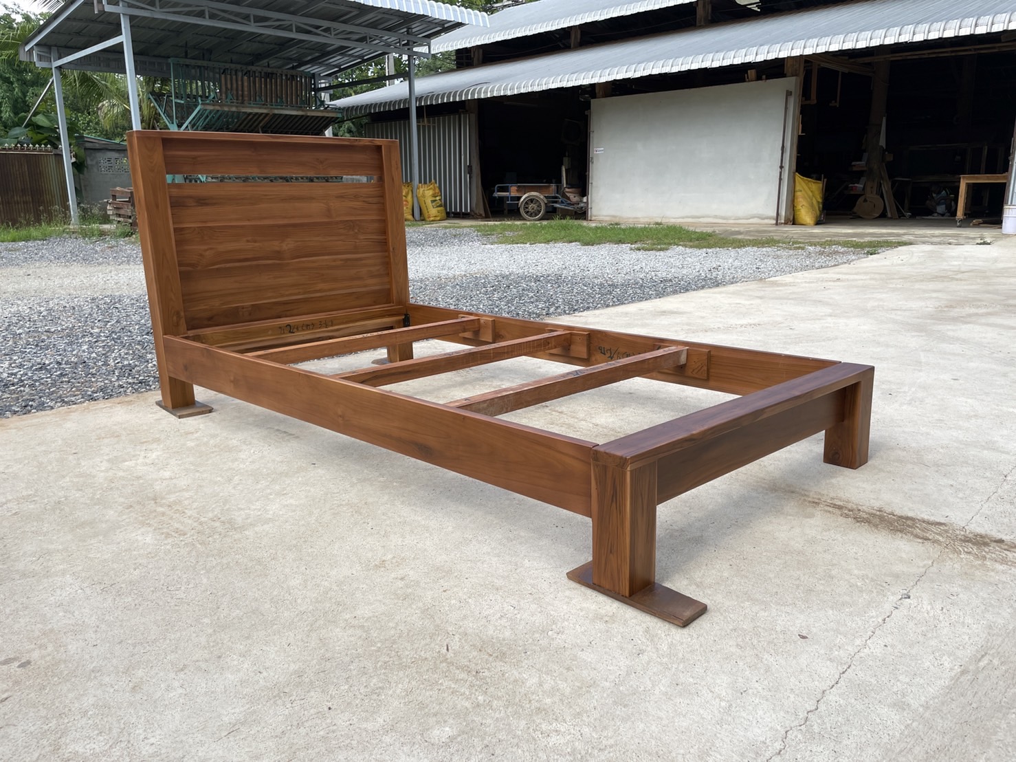 เตียงหัวทึบดีไซน์มีช่อง