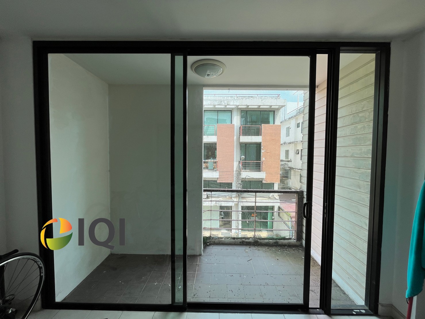 ขาย อาคารพาณิชย์ 3.5 ชั้น The Village ปัญญา-รามอินทรา