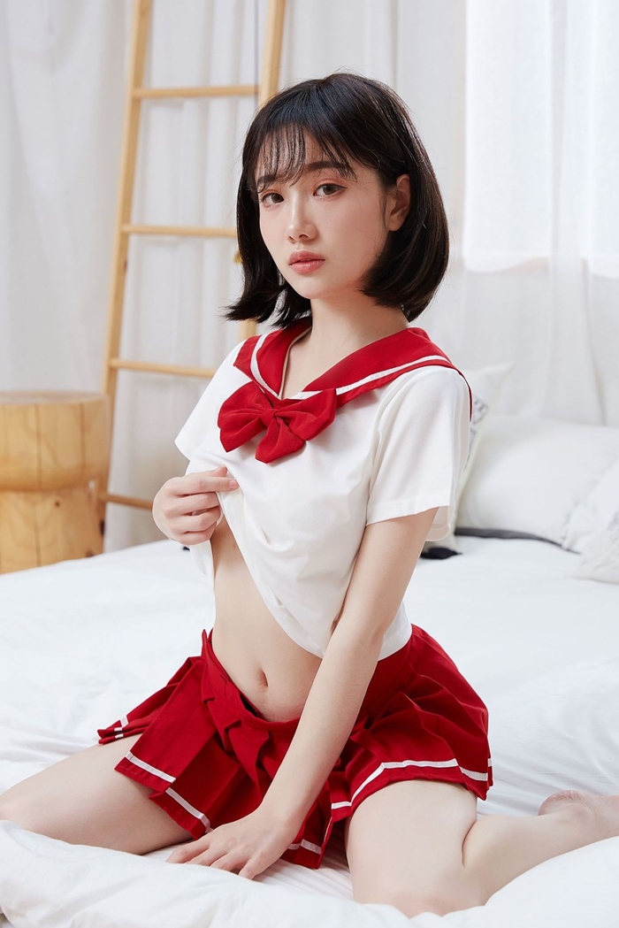 C2024 ชุดนักเรียนญี่ปุ่นเซ็กซี่ ชุดคอสเพลย์อีโรติกมาในแบบชุดนักเรียนญี่ปุ่น ประกอบด้วยเสื้อยืดแขนสั้นผ้ายืดมาพร้อมกับโบว์คล้องคอแบบติดเข็มกลัด กระโปรงบานสั้นผ้าไม่ยืดใช้ติดแบบตีนตุ๊กแกตามรูปถ่ายสินค้าจริงเลยค่ะ ***ไม่มีถุงเท้า