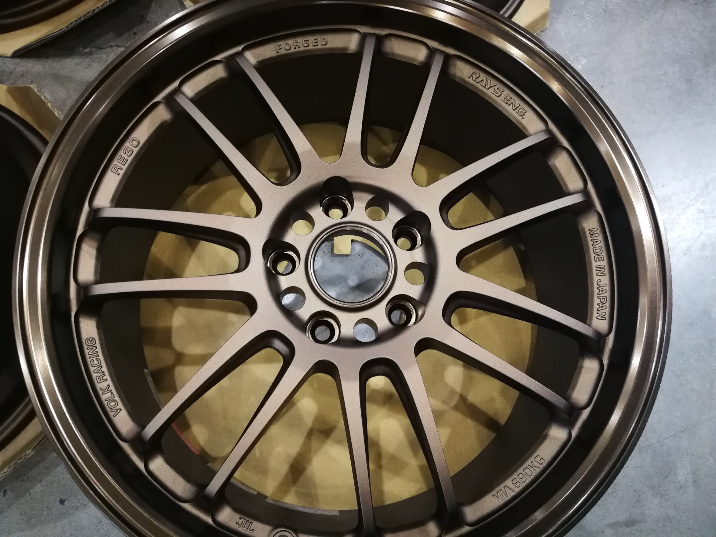 Rayswheel RE30 18x8.5+40 5-114.3 Bronze