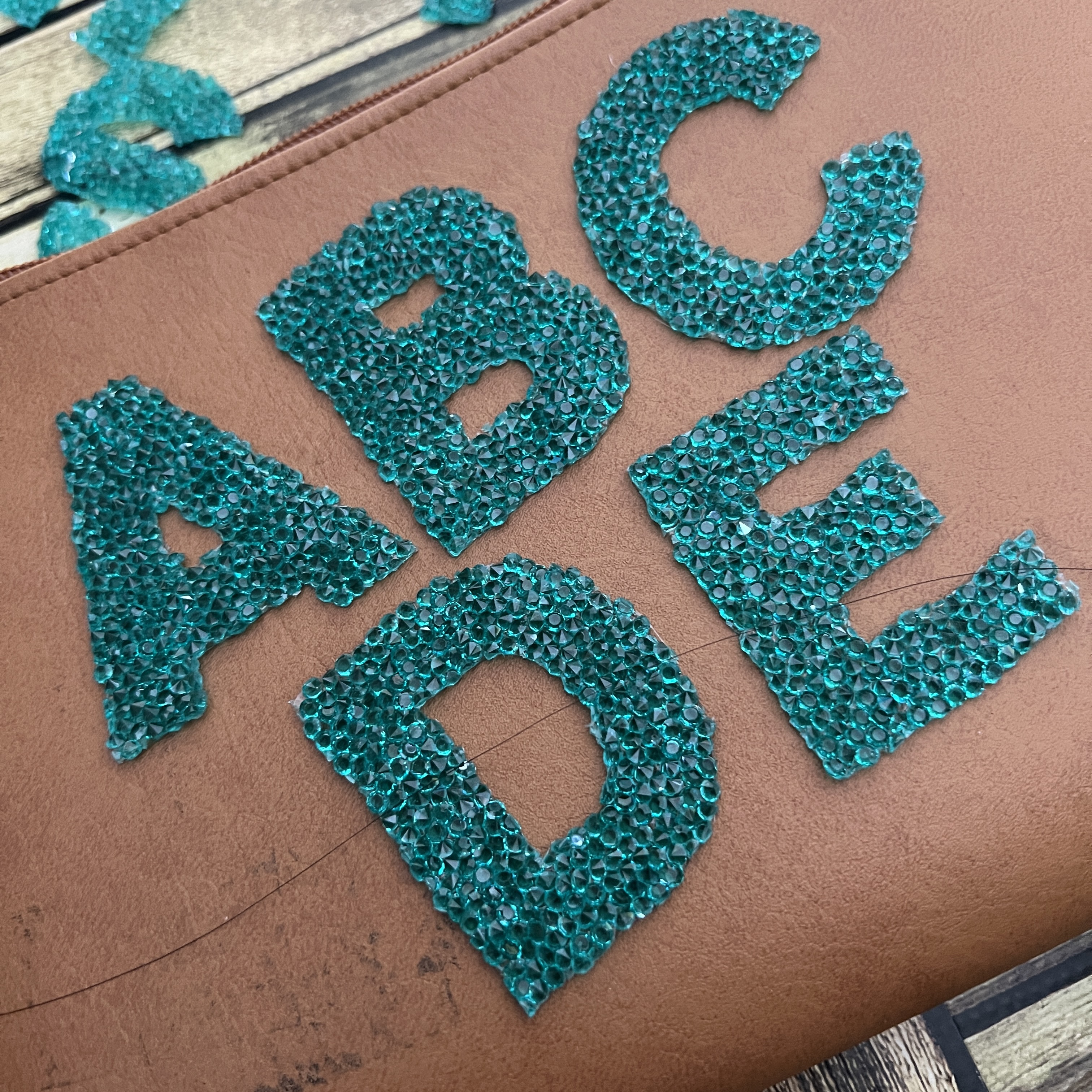 ตัวอักษร เพชรวิบวับ คริสตัล ตัวรีดติดเสื้อ ตัวรีด ติดกระเป๋า ติดหมวก ติดแจ๊คเก็ต อักษรภาษาอังกฤษ Alphabet Patch