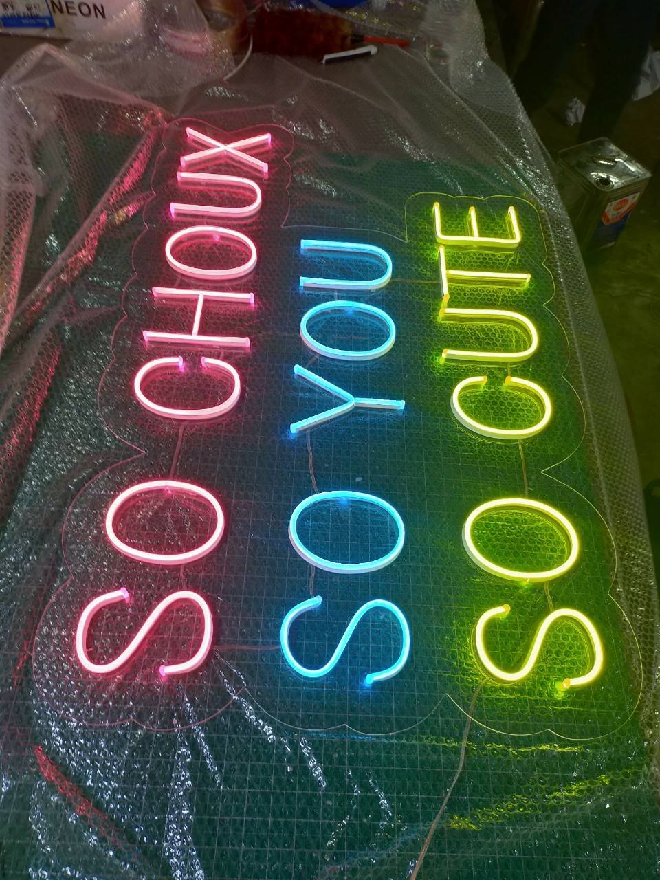 งานป้ายไฟนีออน LED อะคริลิคใสรองหลังSO CHOUK SO YOU SO YOU