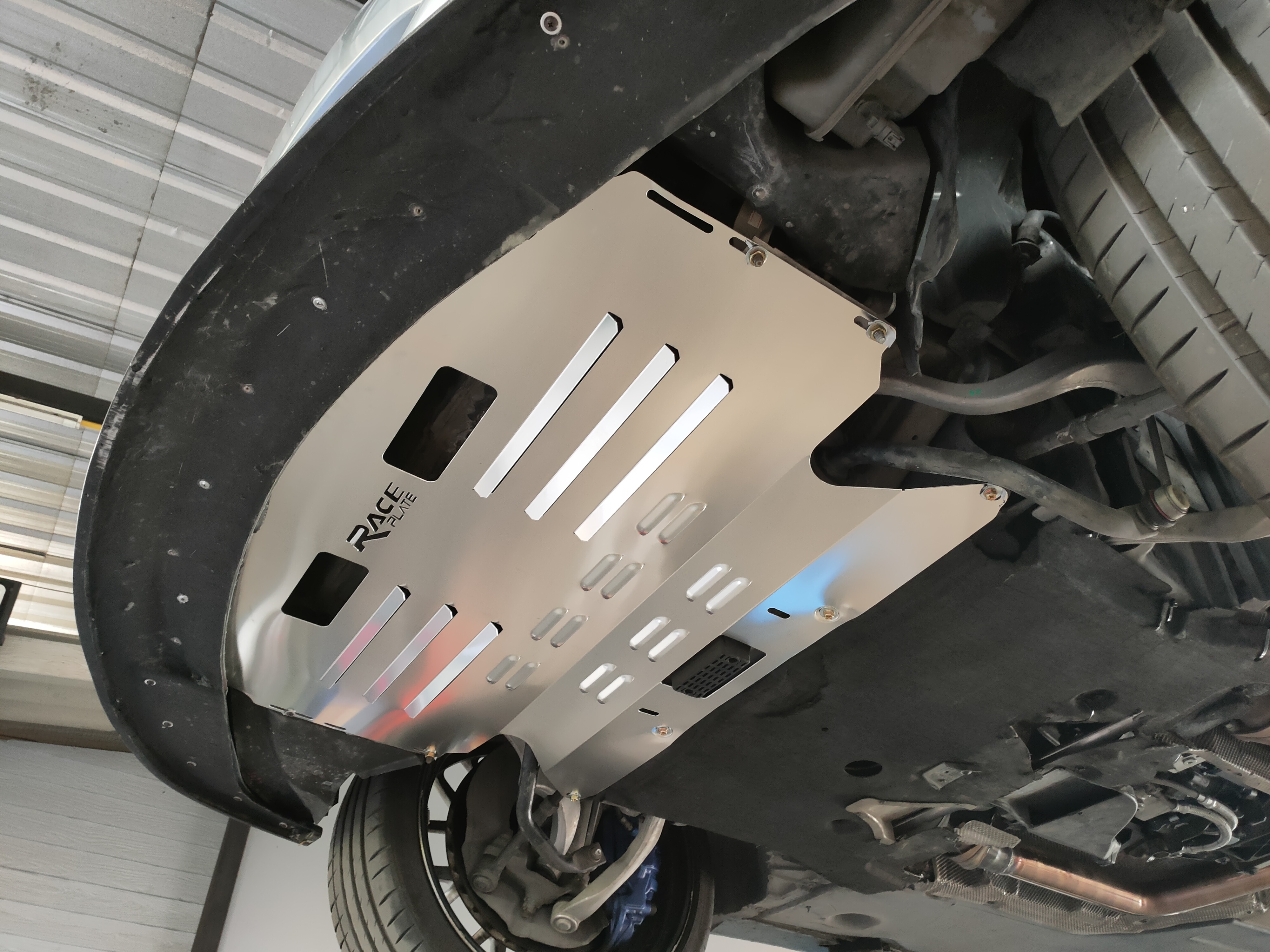 แผ่นปิดใต้ห้องเครื่องอลูมิเนียม BMW E60, E63 Raceplate_Undertray