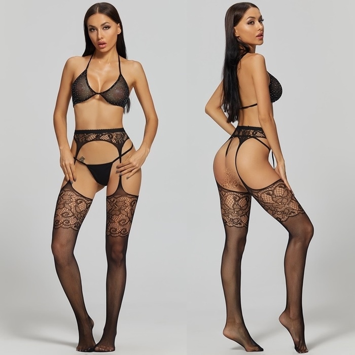K160 ชุดชั้นในตาข่ายสีดำเซ็กซี่ ตัวชุดประกอบไปด้วยถุงน่องตาข่ายยาวระดับเอวมีลวดลายตามรูป จีสตริงผ้าสีดำ และ บราตาข่ายประดับเพชรเม็ดเล็กๆตามรูปนางแบบเลยค่ะ