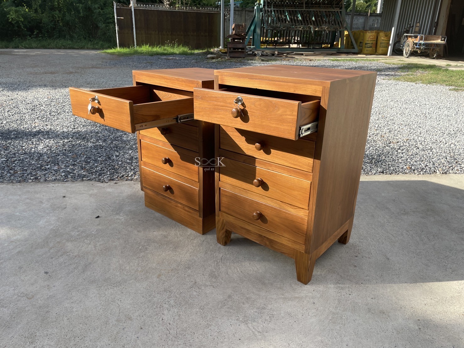 ตู้หัวเตียงโมเดิร์น 4 ลิ้นชัก ขาหลบ