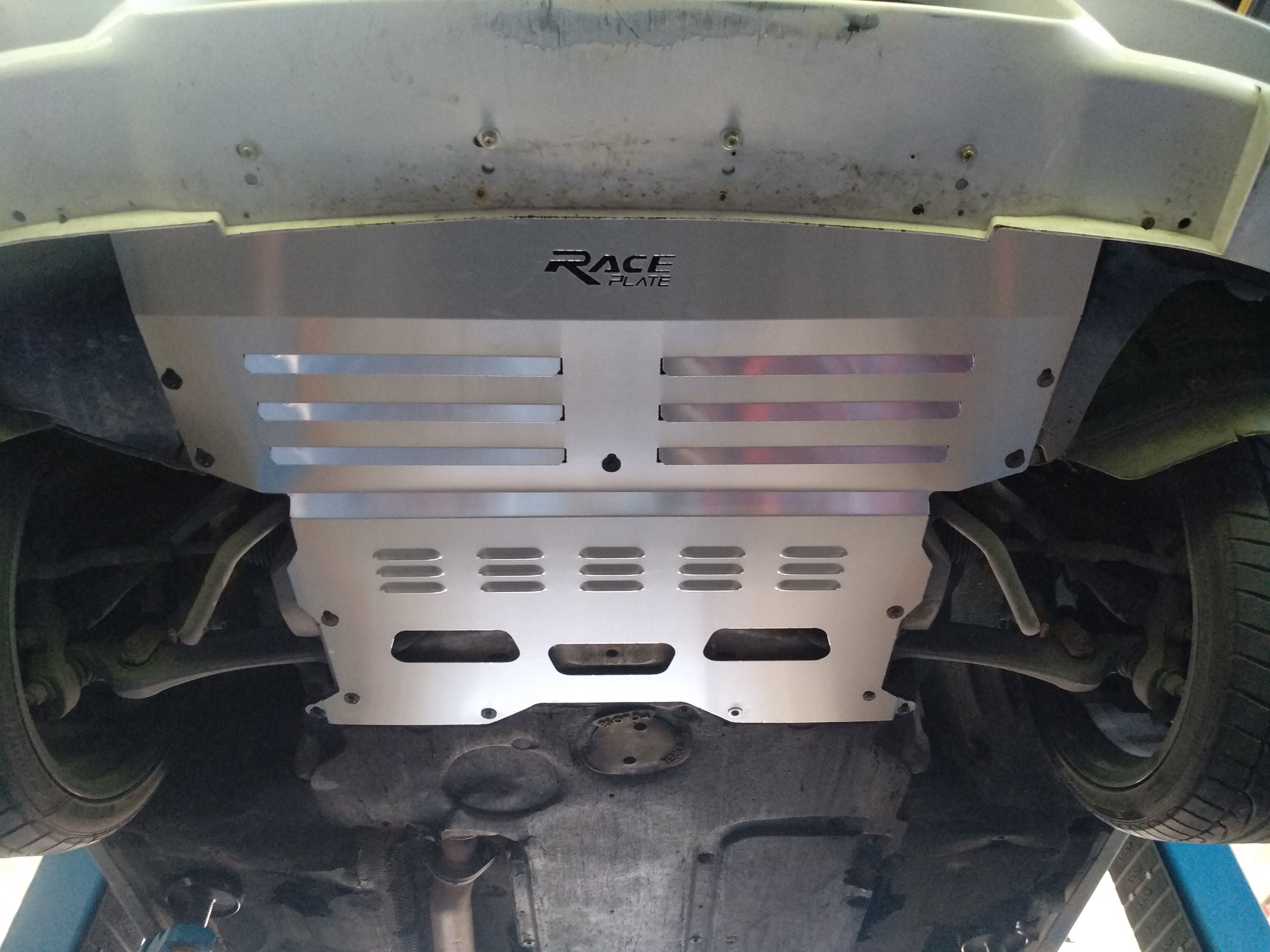 แผ่นปิดใต้ห้องเครื่องอลูมิเนียม BMW F10 Raceplate_Undertray