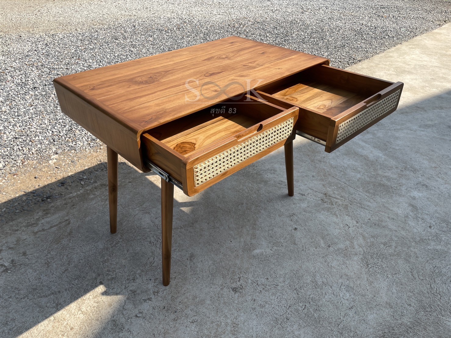 โต๊ะเขียนหนังสือลิ้นชักหวาย