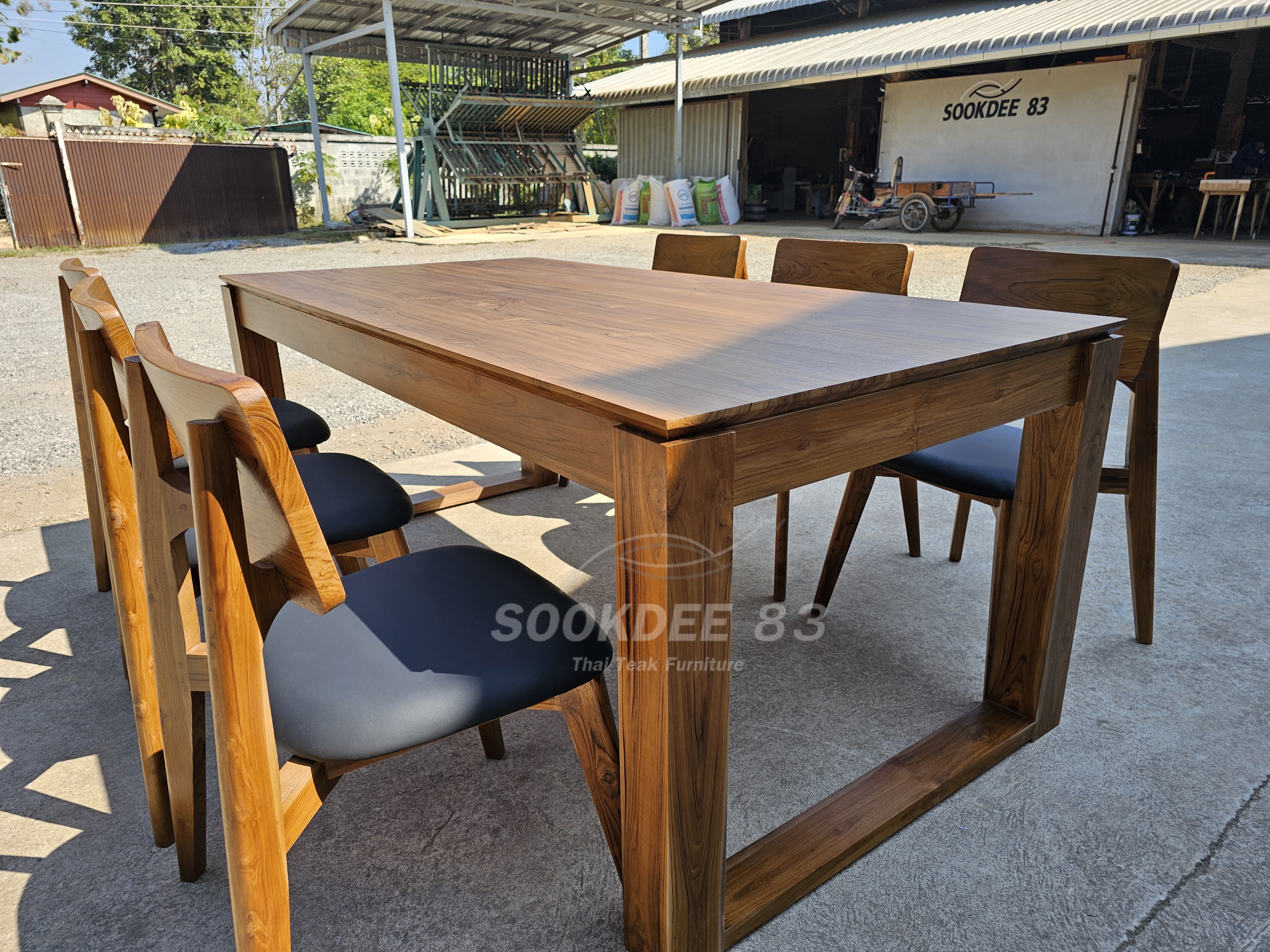 ชุดโต๊ะกินข้าวขายูใหญ่ ท๊อปปากฉลาม เก้าอี้โรบอทขาเหลี่ยมมีเบาะ