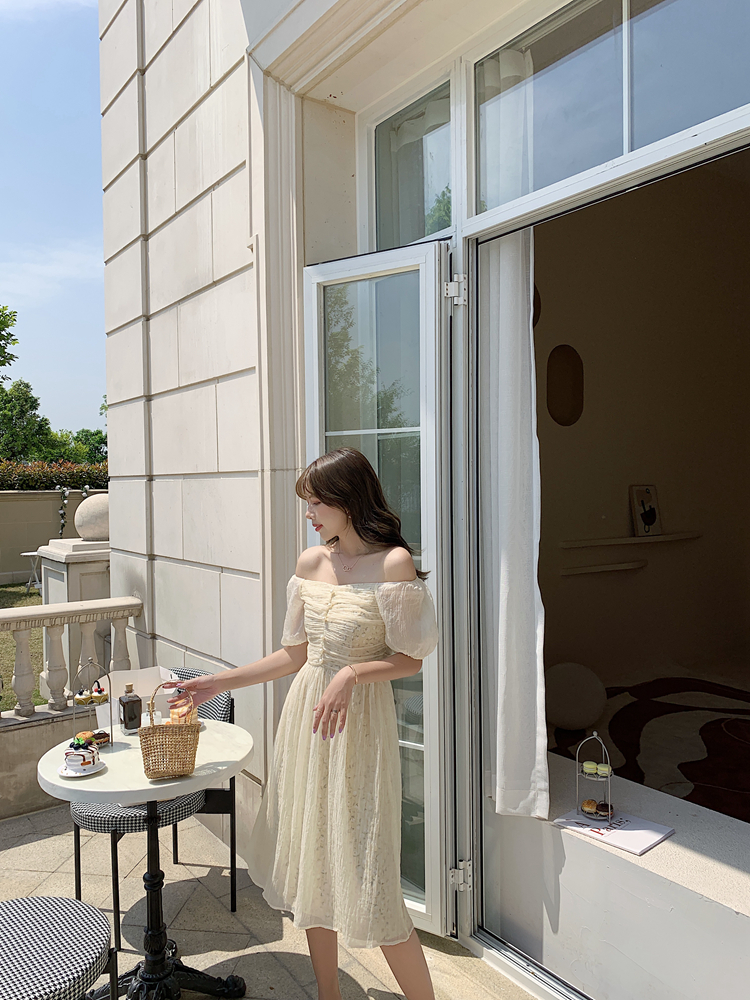 ชุดเดรสสีครีมสายหวาน ใส่เที่ยว หรือใส่ออกงานก็สวยค่ะ ส่งฟรี