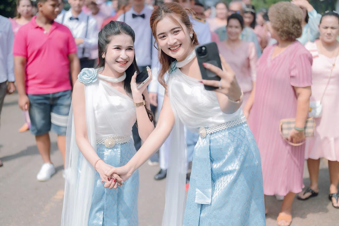 ชุดเพื่อนเจ้าสาว ( เสื้อไหล่เฉียงโบว์ซีทรู+ผ้าถุง )