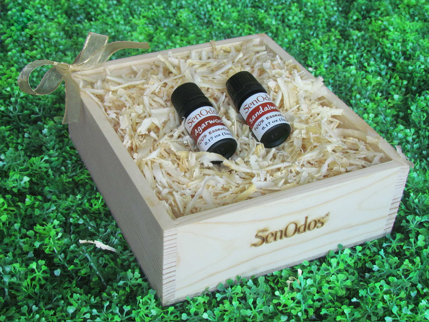 SenOdos ชุดของขวัญ ชุดกิ๊ฟเซ็ท น้ำมันหอมระเหย น้ำมันหอมอโรม่า Luxurious Woodsy Set - Essential Oil 5ml x 2 กลิ่น (กลิ่นไม้กฤษณา, กลิ่นไม้หอมแก่นจันทร์) บรรจุในกล่องไม้สน รูปทรงเหลี่ยม สวยงาม คุณภาพดี นำเข้าจากนิวซีแลนด์