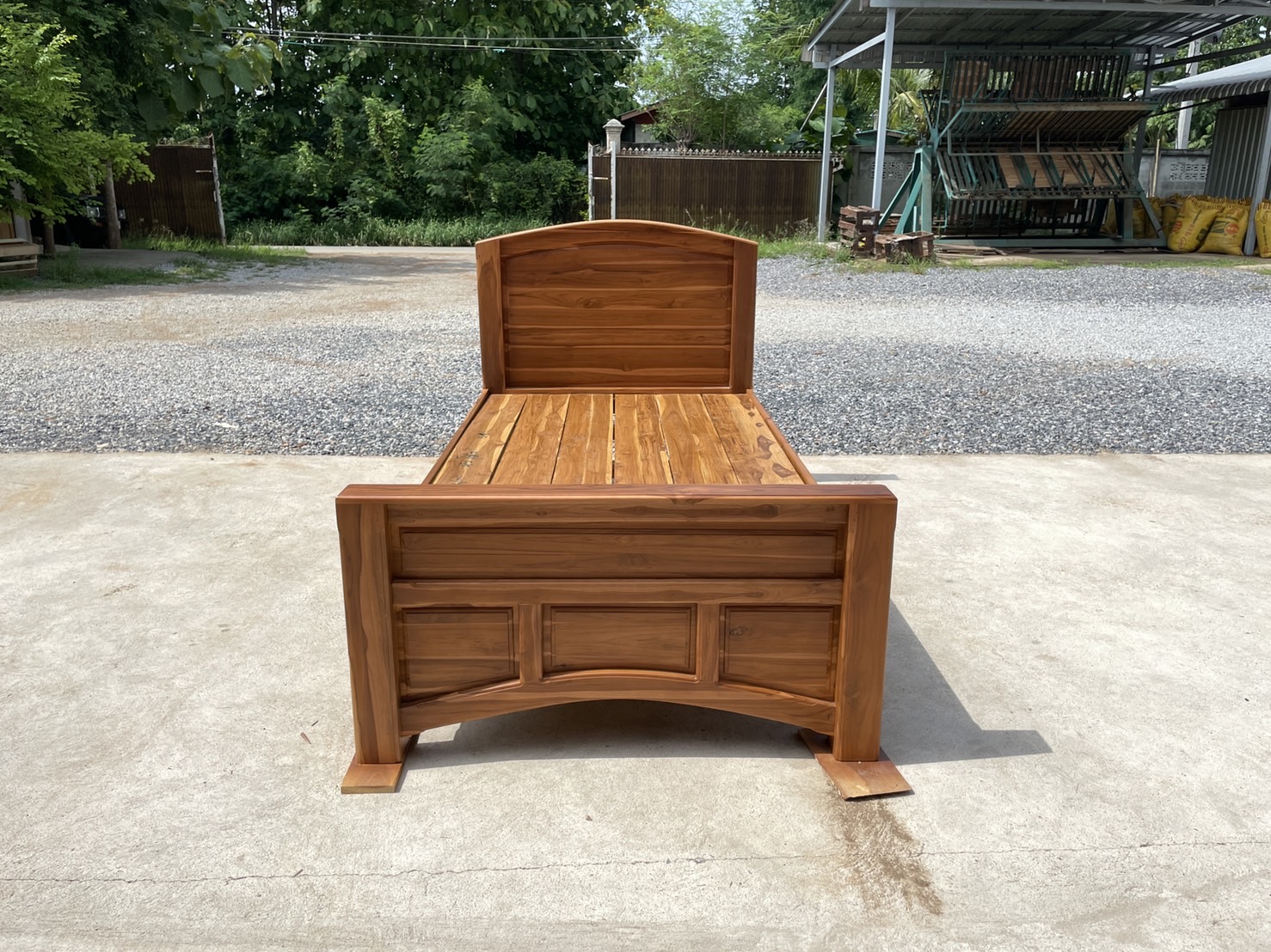 เตียงหัวโค้งพื้นเว้า