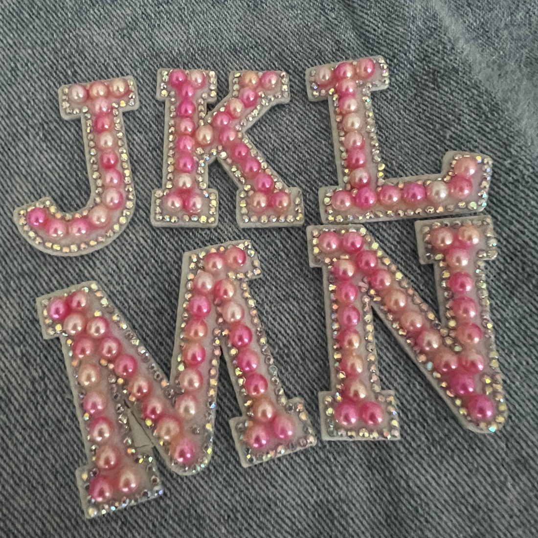 ตัวอักษร มุกชมพู พาสเทล ล้อมคริสตัล ตัวรีดติดเสื้อ ตัวรีด ติดกระเป๋า ติดหมวก ติดแจ๊คเก็ต อักษรภาษาอังกฤษ Alphabet Patch