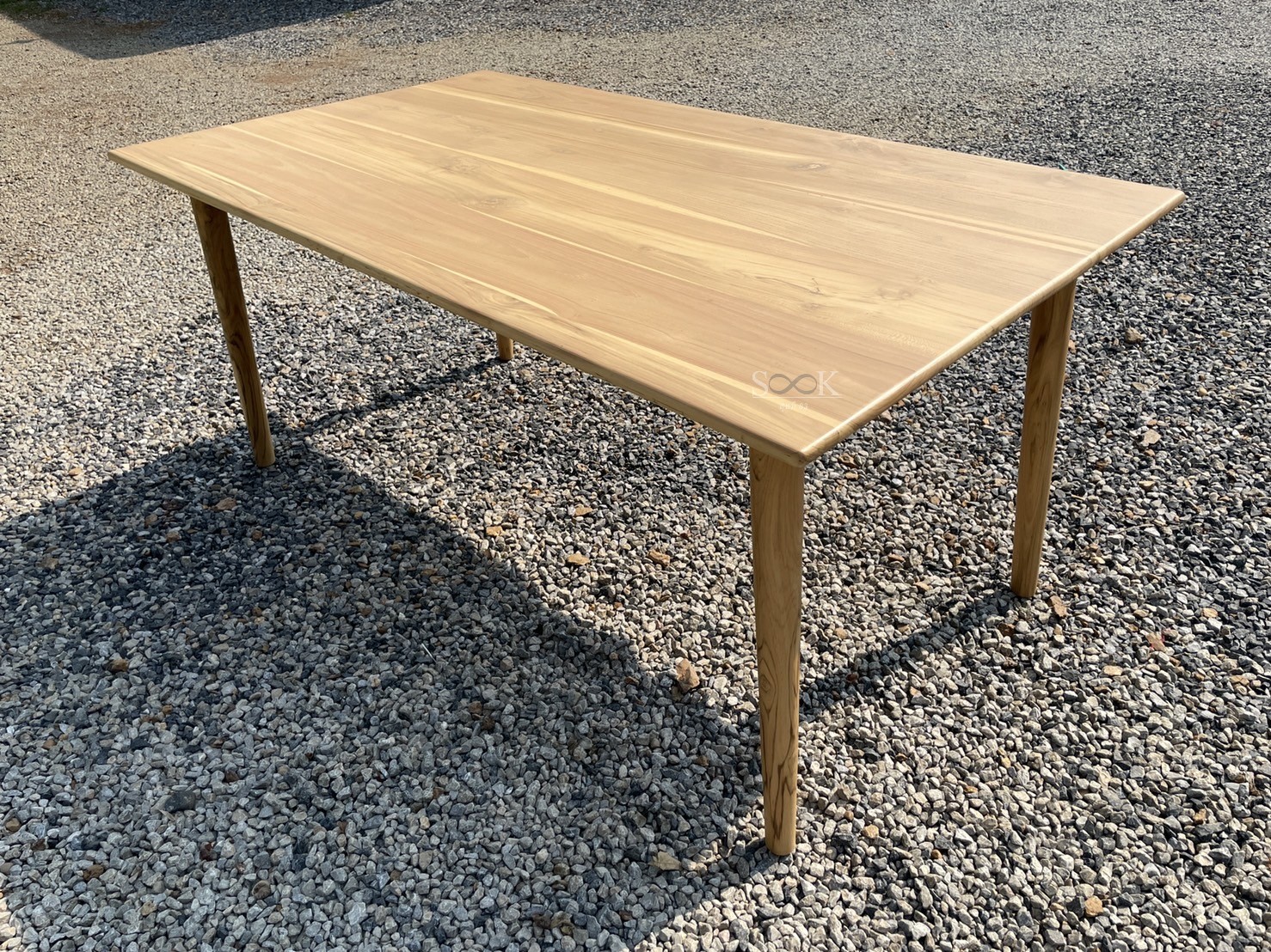 โต๊ะมินิมอล ขากลมเฉียง