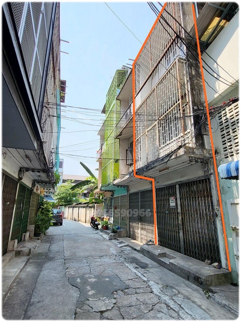 ขาย อาคารพาณิชย์ 3 ชั้น มีดาดฟ้า 4 ห้องนอน ซอยสาธุประดิษฐ์ 5 ใจกลางเมือง จอดรถหน้าบ้านได้