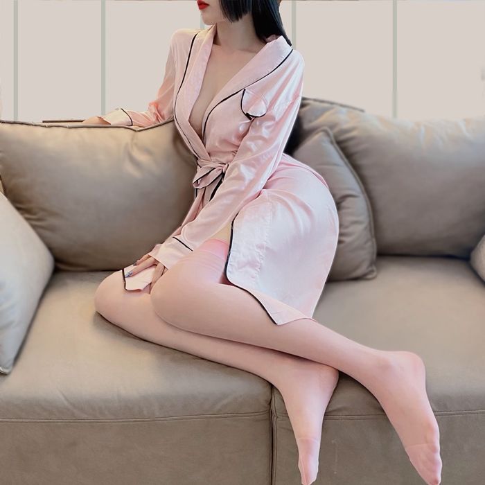 L230 เสื้อคลุมนอน เสื้อคลุมแขนยาวเป็นผ้าเนื้อมัน ความยาวประมาณหน้าแข้ง มาพร้อมกับสายคาดเอวตามรูปถ่ายสินค้าจริงเลยค่ะ