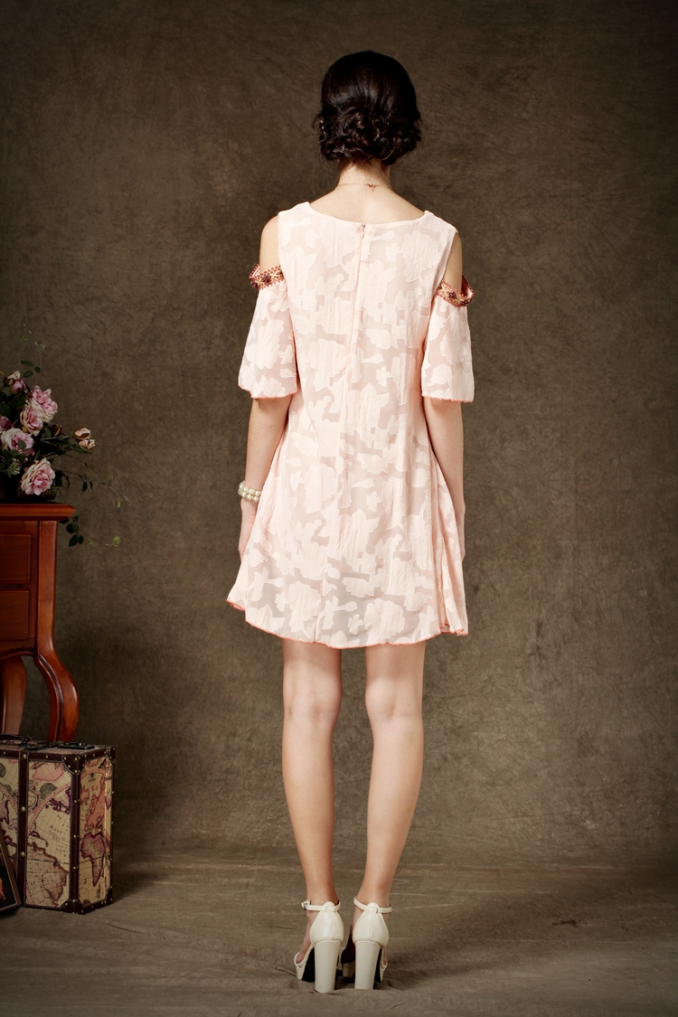 ชุดเดรสผ้าฉลุลายดอกไม้สีขาว สวยเก๋ ส่งฟรี ems