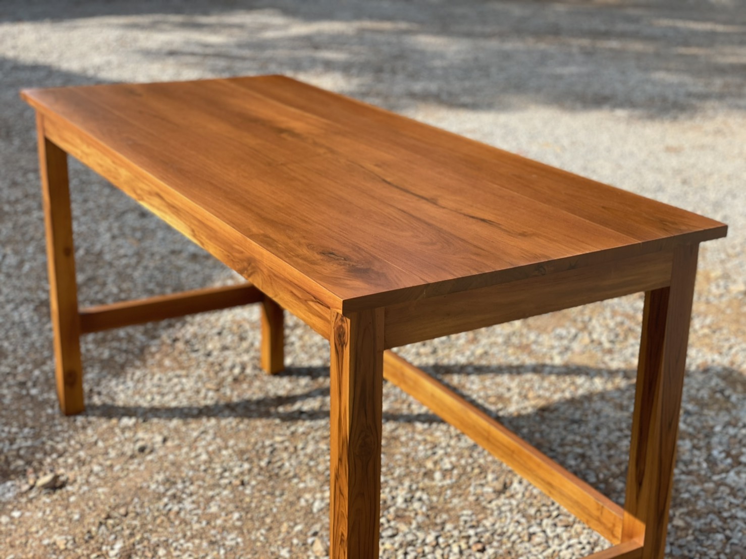 โต๊ะทำงานมีที่พักเท้า