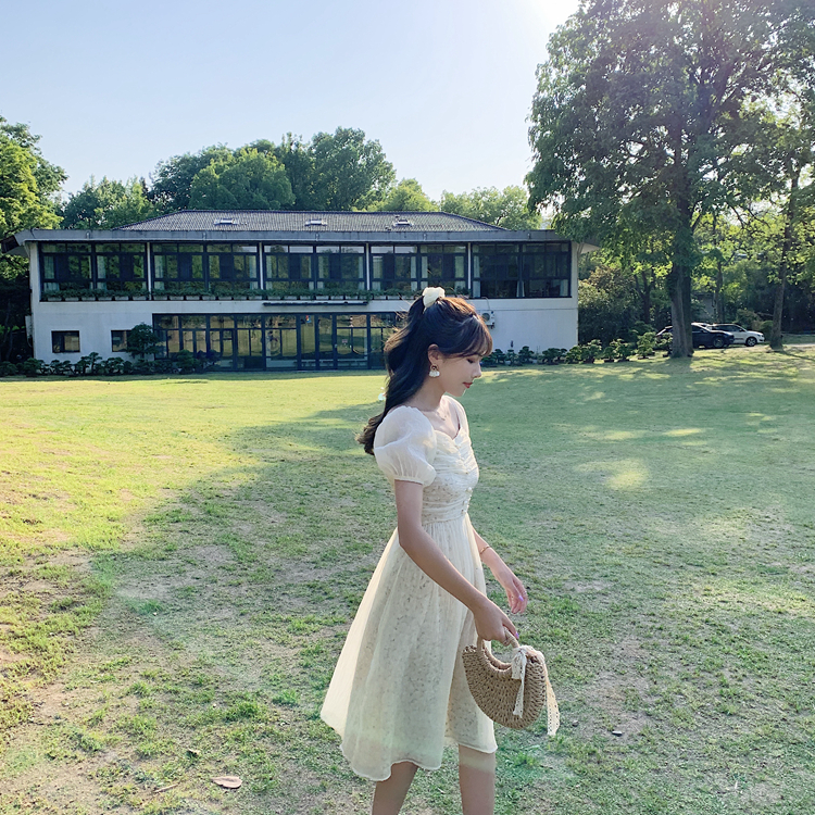 ชุดเดรสสีครีมสายหวาน ใส่เที่ยว หรือใส่ออกงานก็สวยค่ะ ส่งฟรี