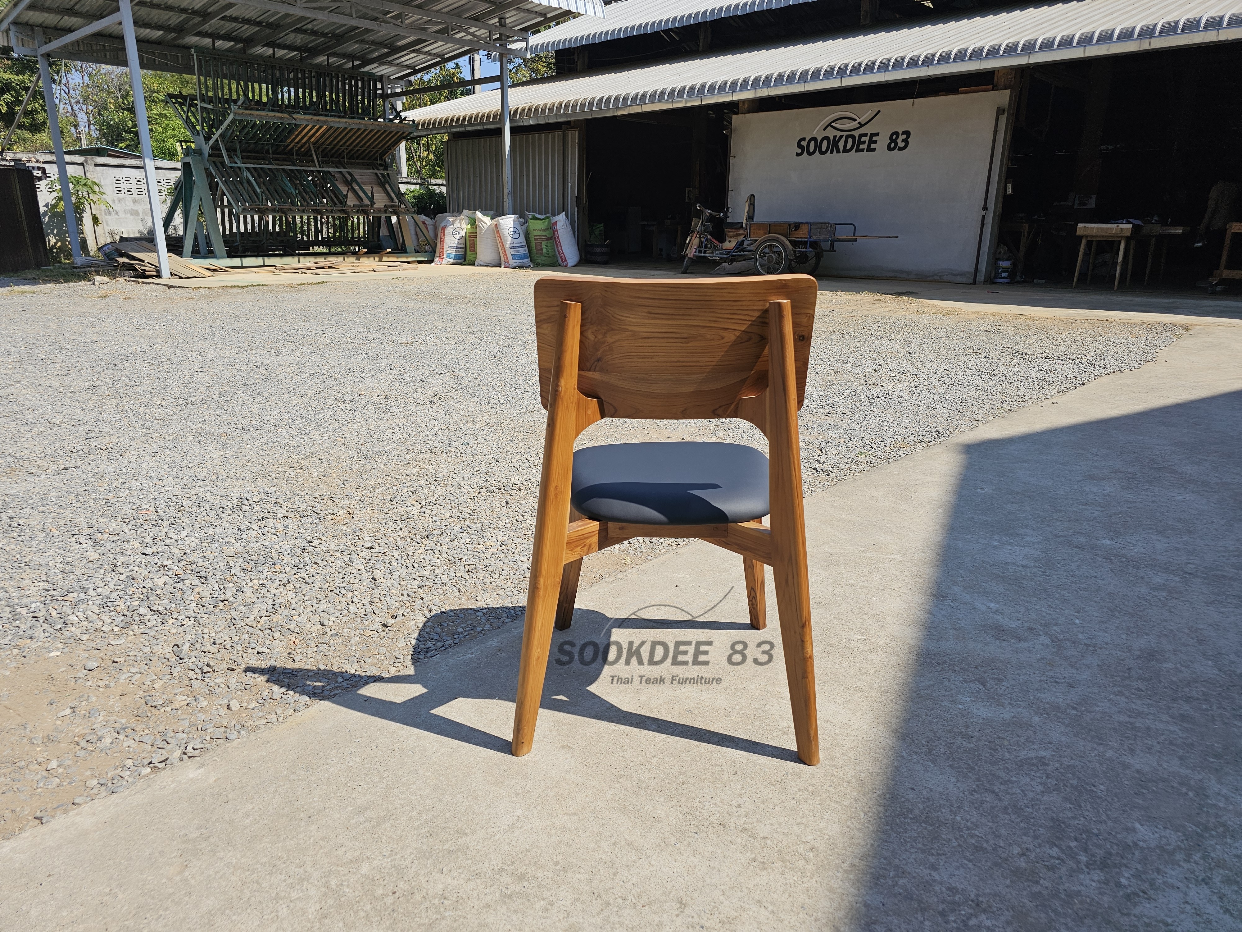 เก้าอี้โรบอทขาเหลี่ยมมีเบาะ