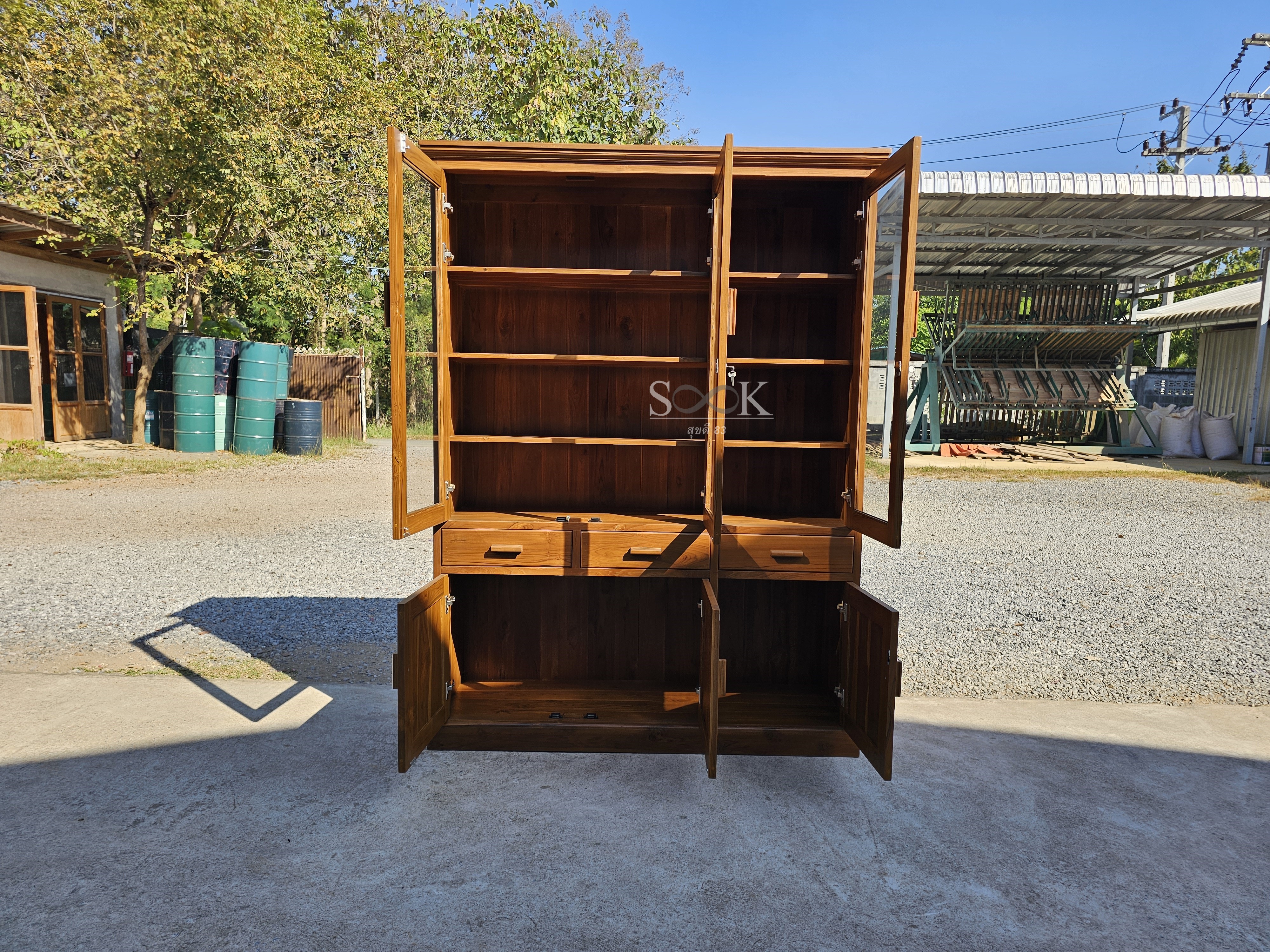 ตู้โชว์ 1.5 ม. บัวยื่น ขาทีบ