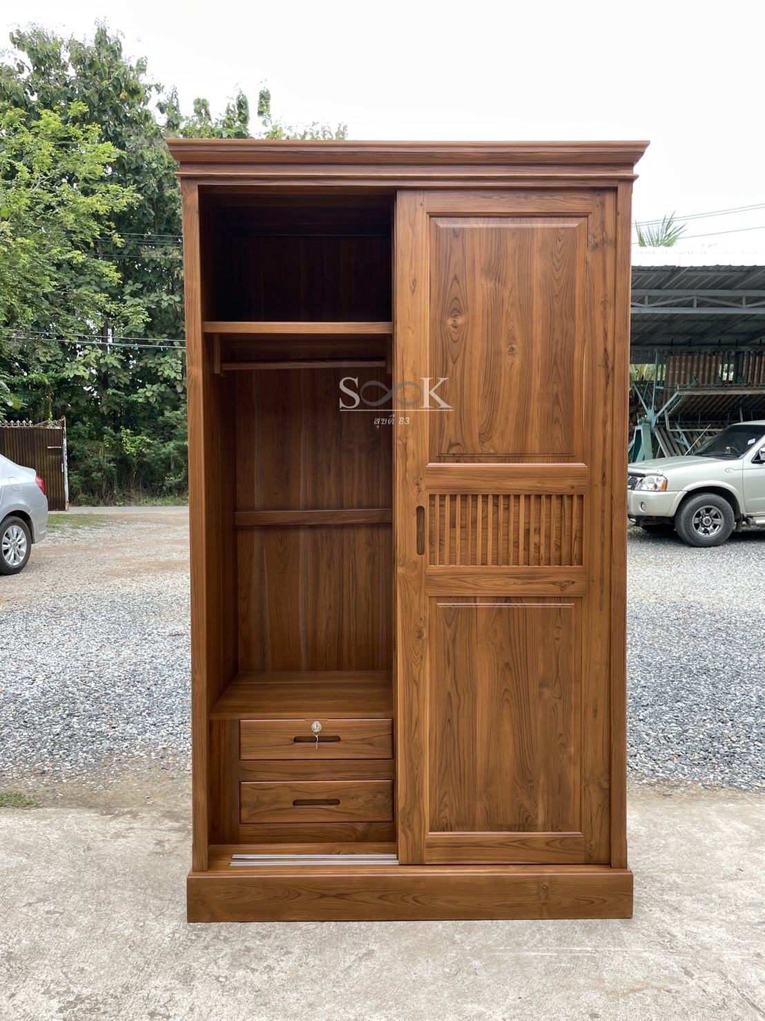 ตู้เสื้อผ้าบานเต้าตรงซี่กลางมีชั้นพับผ้า