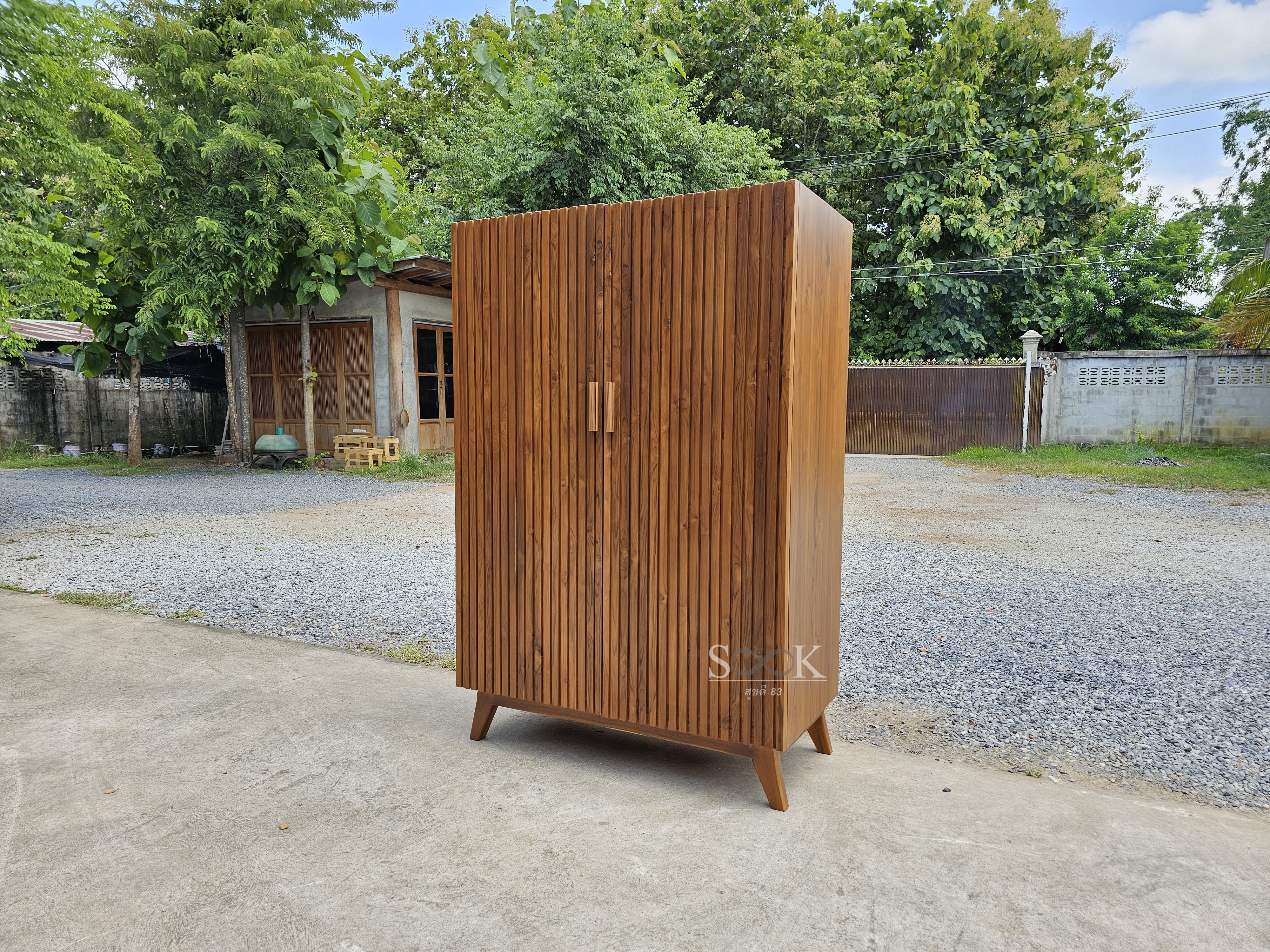 ตู้เสื้อผ้าบานเปิดซี่แบน มีขา