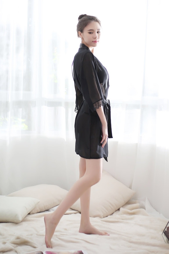 N369 ชุดคลุมนอนเซ็กซี่ เสื้อคลุมนอนเป็นผ้าชีฟอง(ผ้าอยู่ทรงไม่ยืด)แต่งขอบด้วยผ้าเนื้อมัน ตรงชายแขนเสื้อเป็นผ้าลูกไม้มาพร้อมกับสายคาดเอว บราและจีสตริงลูกไม้ค่ะ