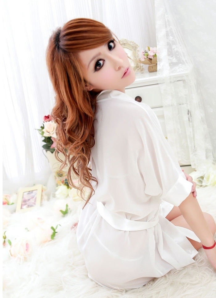 N471 ชุดคลุมนอนเซ็กซี่ ตัวเสื้อคลุมเป็นผ้าชีฟองซึ่งจะไม่ยืดเหมือนซีทรูนะคะ แต่งขอบและปลายแขนด้วยผ้าซาตินมาพร้อมกับบราและจีสตริงซีทรูเข้าชุดค่ะ ***งานสวยตัดเย็บดีค่ะ