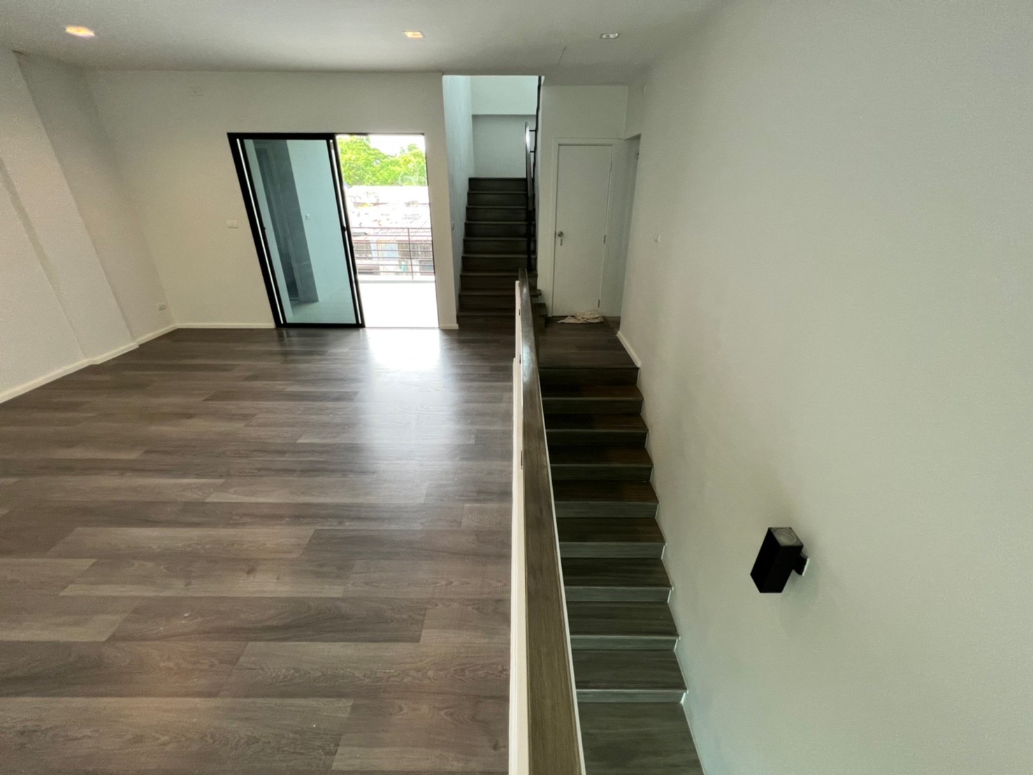 ขายโฮมออฟฟิศ สูง 3 ชั้นครึ่ง 2 คูหา หลังมุม ในโครงการ Cascade Bangna บนทำเล ถนน บางนา-ตราด กม.5 ขาเข้าถนนสุขุมวิท