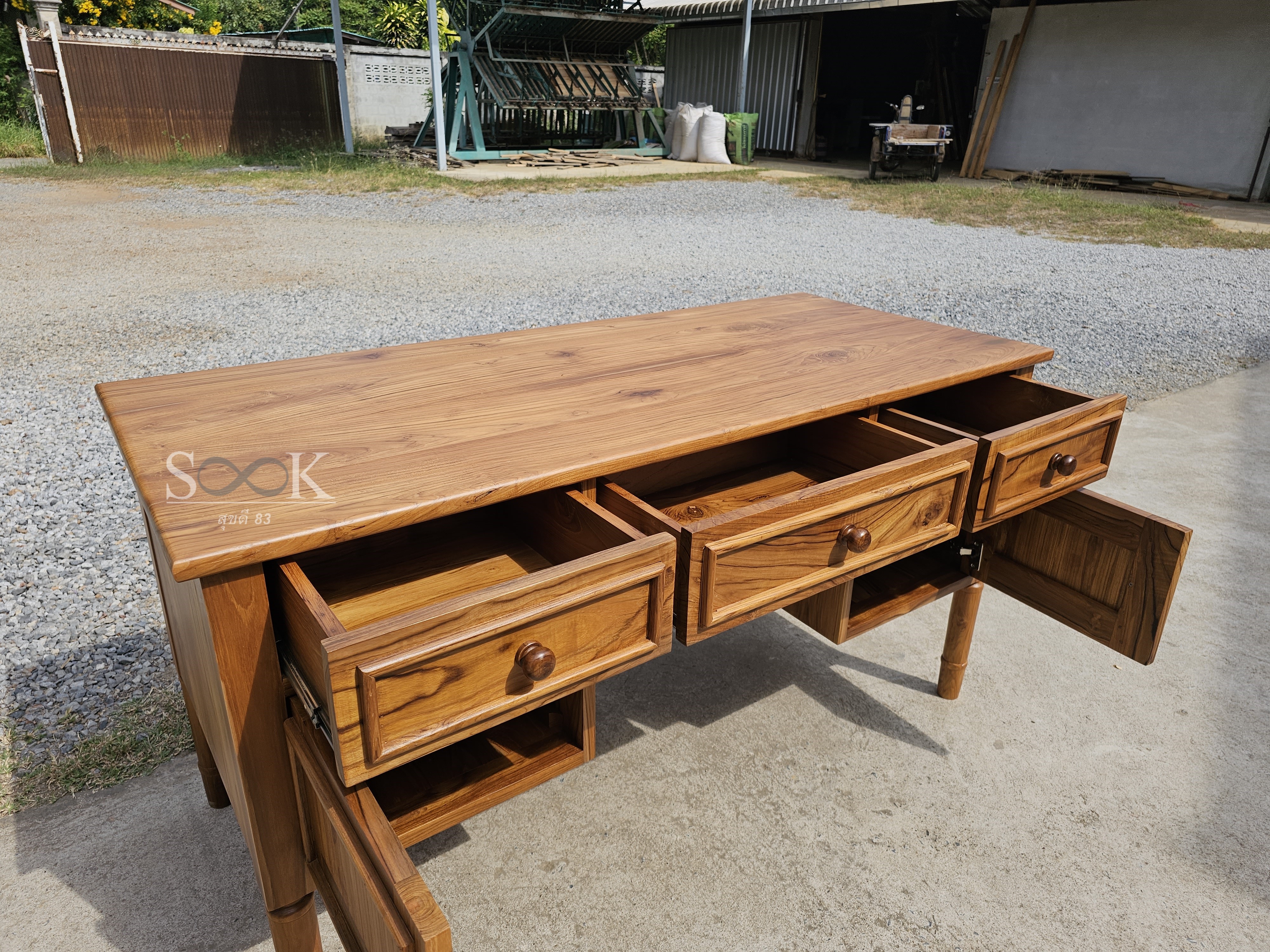 โต๊ะทำงานคลาสสิค