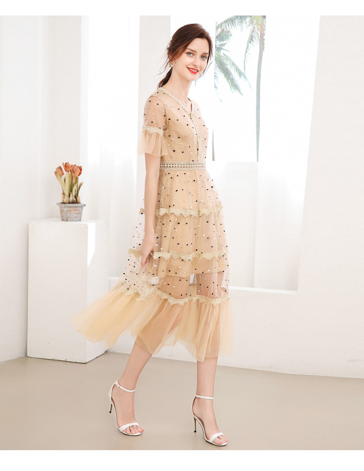 ชุดเดรสยาวสีครีม ผ้าโปร่งปักด้ายสีทอง ชมพูและสีดำลายวงรีเล็กๆๆ ส่งฟรี