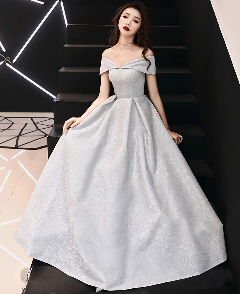 ชุดราตรียาวสีเงิน ผ้ากลิสเตอร์สะท้อนแสงระยิบระยับสวยมากๆๆค่ะ ส่งฟรี ems
