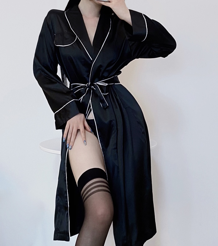 L230 เสื้อคลุมนอน เสื้อคลุมแขนยาวเป็นผ้าเนื้อมัน ความยาวประมาณหน้าแข้ง มาพร้อมกับสายคาดเอวตามรูปถ่ายสินค้าจริงเลยค่ะ