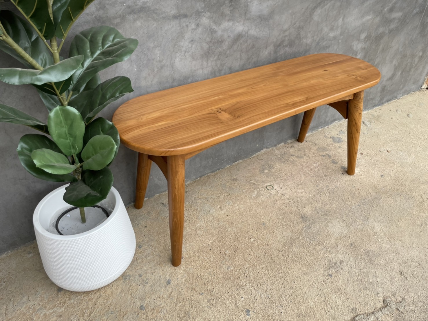 ม้านั่งยาววงรีมินิมอล ขากลมสอบ