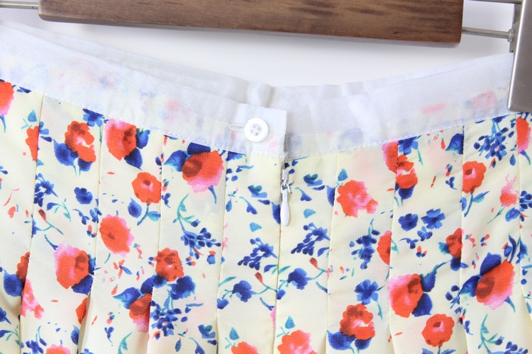 กระโปรงลายดอกไม้สีโทนแดง สลับลายขวางด้วยผ้าไหมแก้วสีขาว ส่งฟรี ems