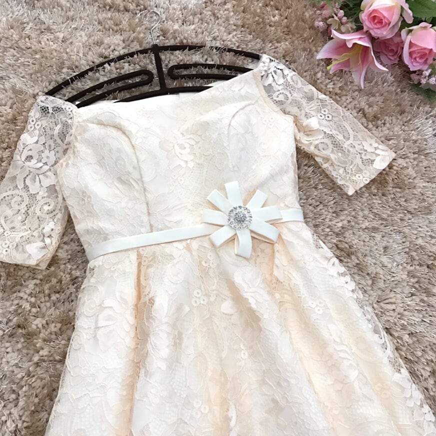 ชุดราตรีสั้น ชุดผ้าลูกไม้เนื้อดีสีครีม เปิดไหล่ แขนยาว สามส่วน ส่งฟรี ems